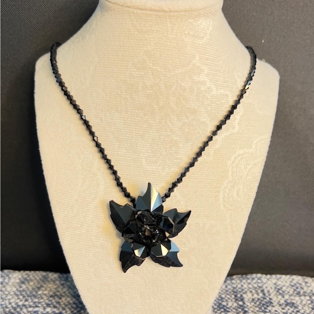 Elegant Black Floral Necklace